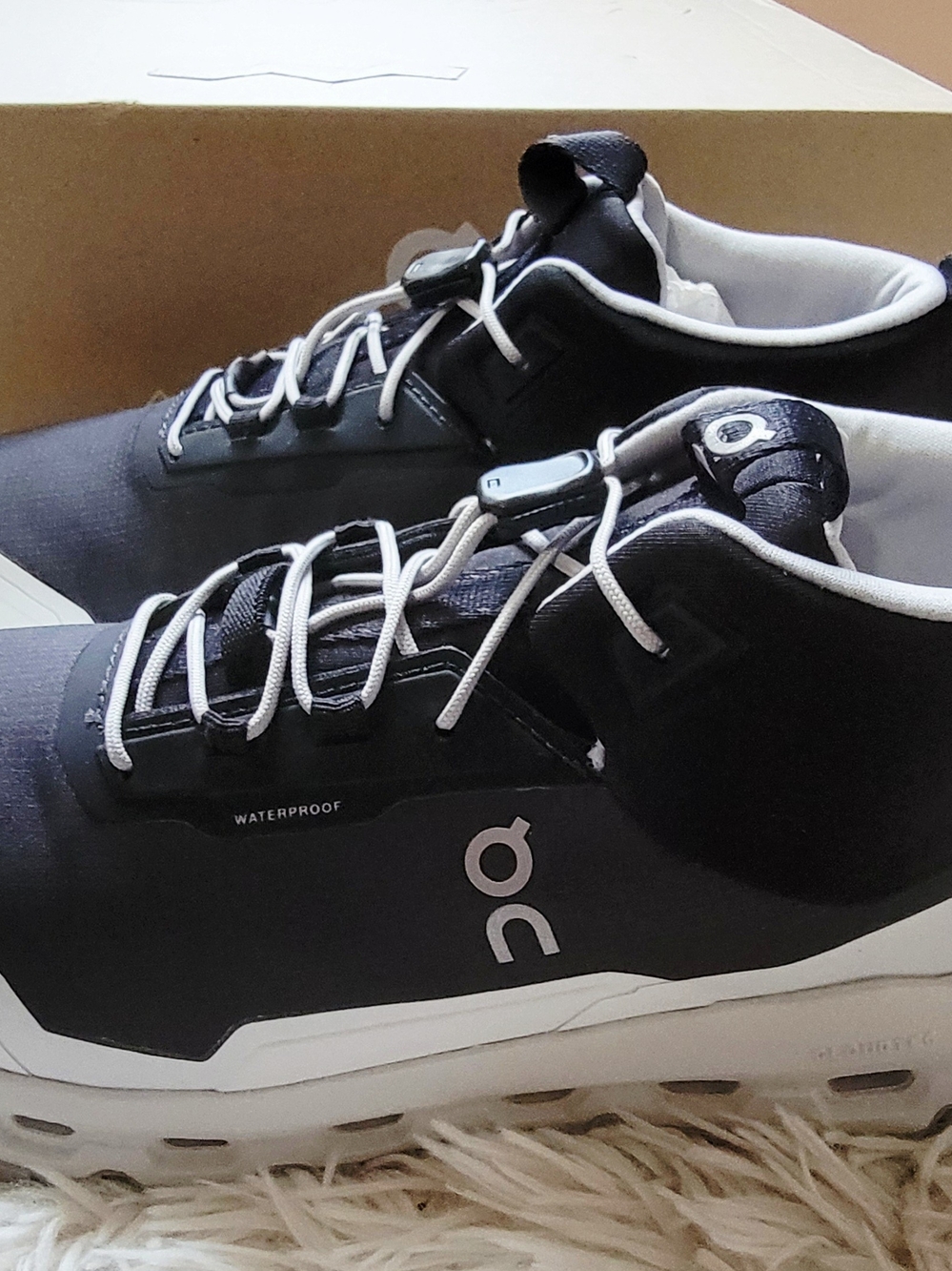 On Kid's Cloudhero Waterproof Mid-Top Trail Sneakers in Gray and White Sz Y5 - Picture 4 of 9